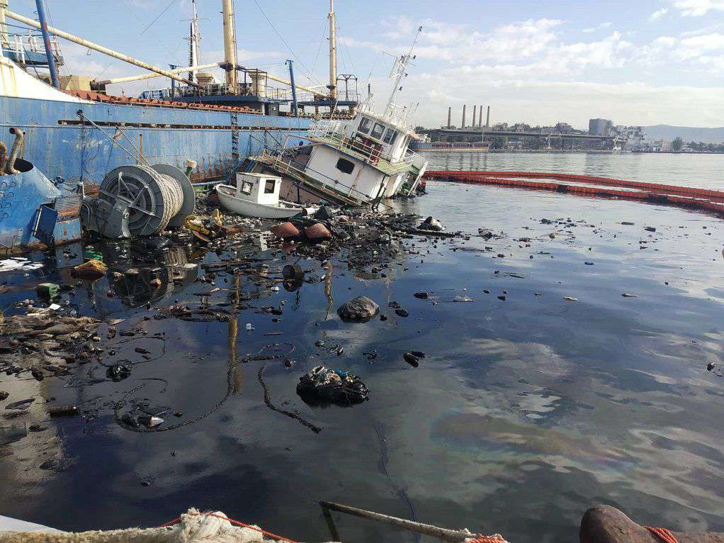 Ελευσίνα: Μισοβυθισμένο το ρυμουλκό που προκάλεσε θαλάσσια ρύπανση