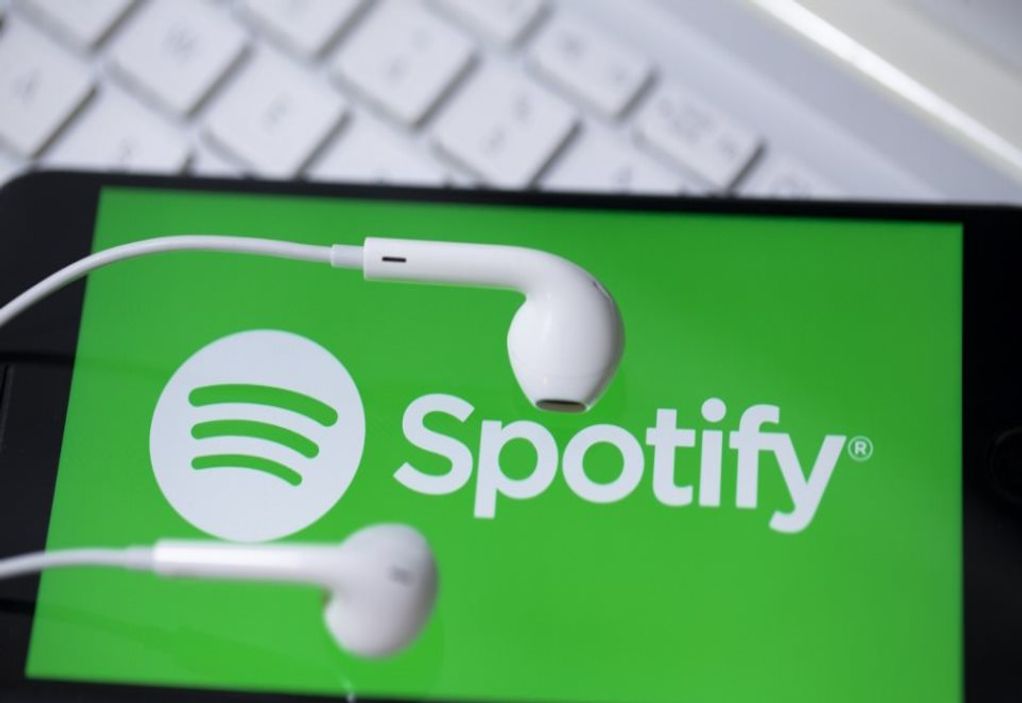 To Spotify αφαίρεσε τον κατάλογο τραγουδιών του Νιλ Γιανγκ μετά το τελεσίγραφό του τραγουδιστή