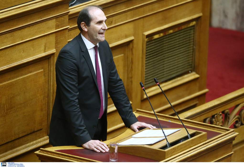 Βεσυρόπουλος: Η Κυβέρνηση παραμένει πιστή στη μείωση των φόρων