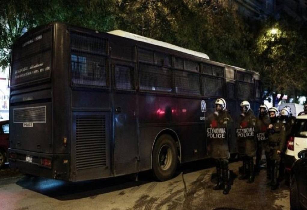 Ολυμπιακός-Καραμπάγκ: Επεισόδια και 6 τραυματίες αστυνομικοί έξω από το «Καραϊσκάκης»