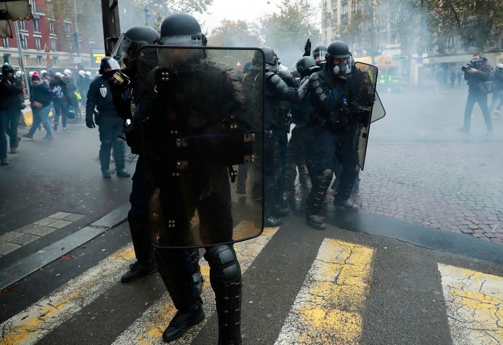 Παρίσι: Διαδηλώσεις με αστυνομική παρέμβαση