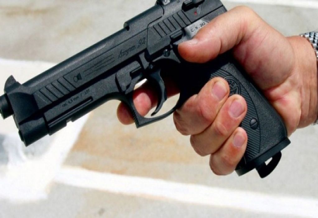 Πάτρα: Πρώην αστυνομικός κυκλοφορούσε με το όπλο στο χέρι σε πισίνα ξενοδοχείου