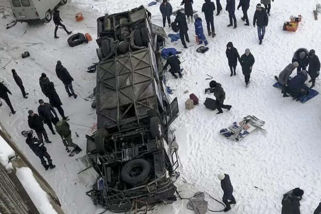 Ρωσία: 19 νεκροί από πτώση λεωφορείου σε ποταμό