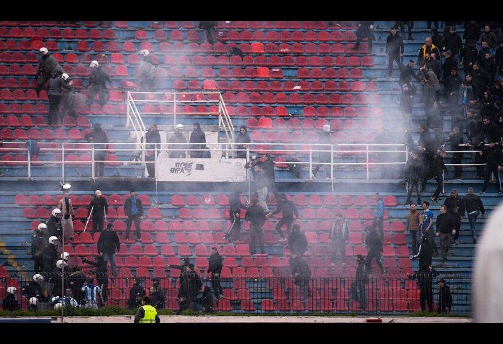 Εικόνες ντροπής με συμπλοκές στο γήπεδο του Πανιωνίου