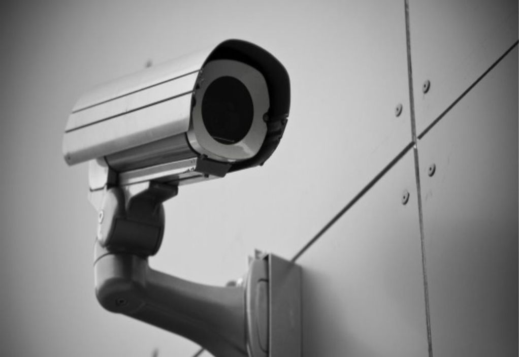Σοκ στη Χαλκιδική με το ξενοδοχείο “Big Brother”: 27 τα θύματα των παρακολουθήσεων-Κάμερες έμοιαζαν με… φορτιστές τηλεφώνων