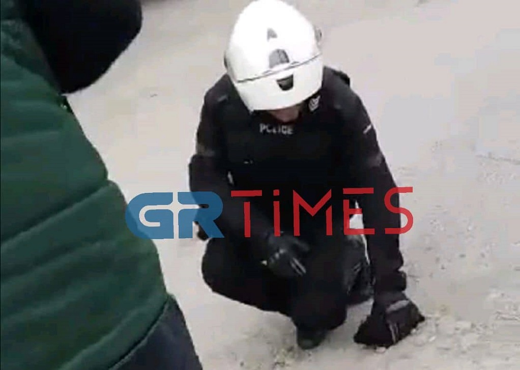 Αστυνομικοί της ΔΙΑΣ, έσωσαν κουτάβι από φωτιά (VIDEO)