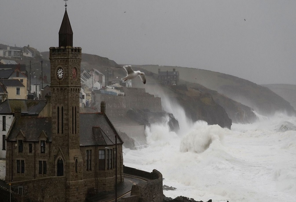 Βρετανία-Καταιγίδα: Έκκληση των αρχών στους πολίτες να μην βγάζουν σέλφι στις ακτές