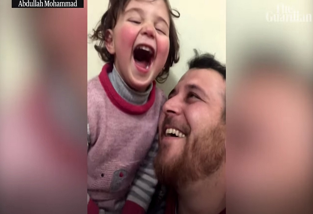 Συρία: Πατέρας μαθαίνει στην κόρη του να γελά με τις βόμβες