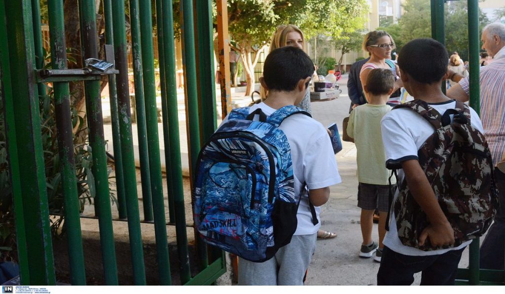 Κορωναϊός- “Λουκέτο” στα σχολεία: Τι θα ισχύσει με τις άδειες των γονέων