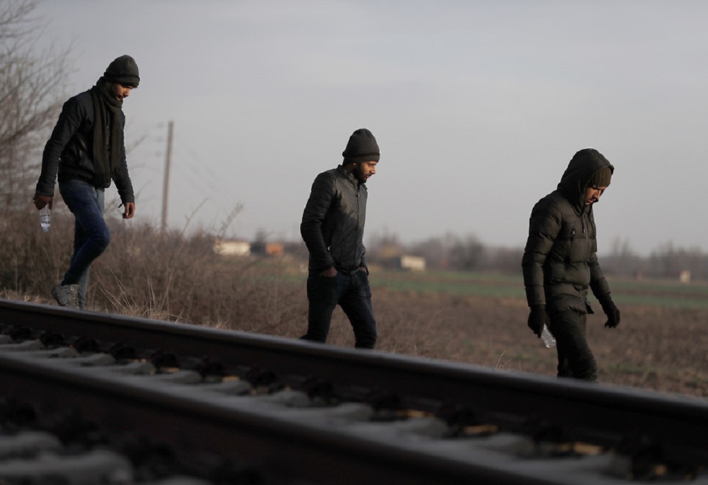 Μετανάστες σκαρφάλωσαν σε αμαξοστοιχία για να φτάσουν στα σύνορα
