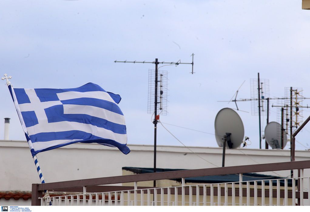Σημαία 100 χρόνων κυματίζει σε μπαλκόνι της Θεσσαλονίκης