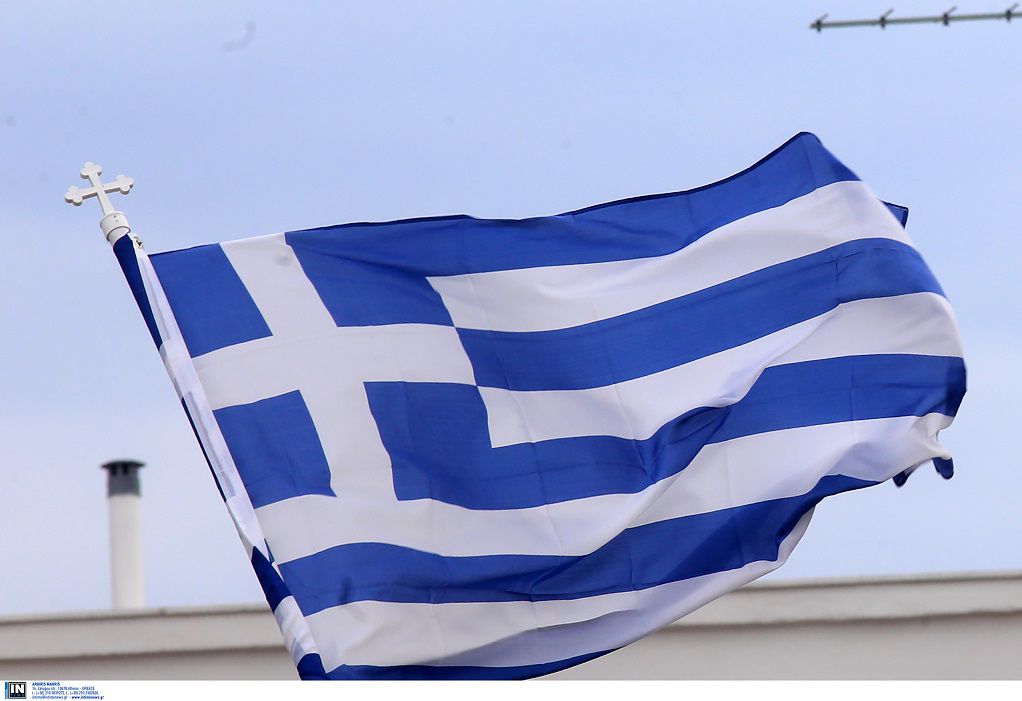 Ρόδος: Ολλανδοί τουρίστες έκλεψαν ελληνική σημαία-Έγραψαν υβριστικά συνθήματα