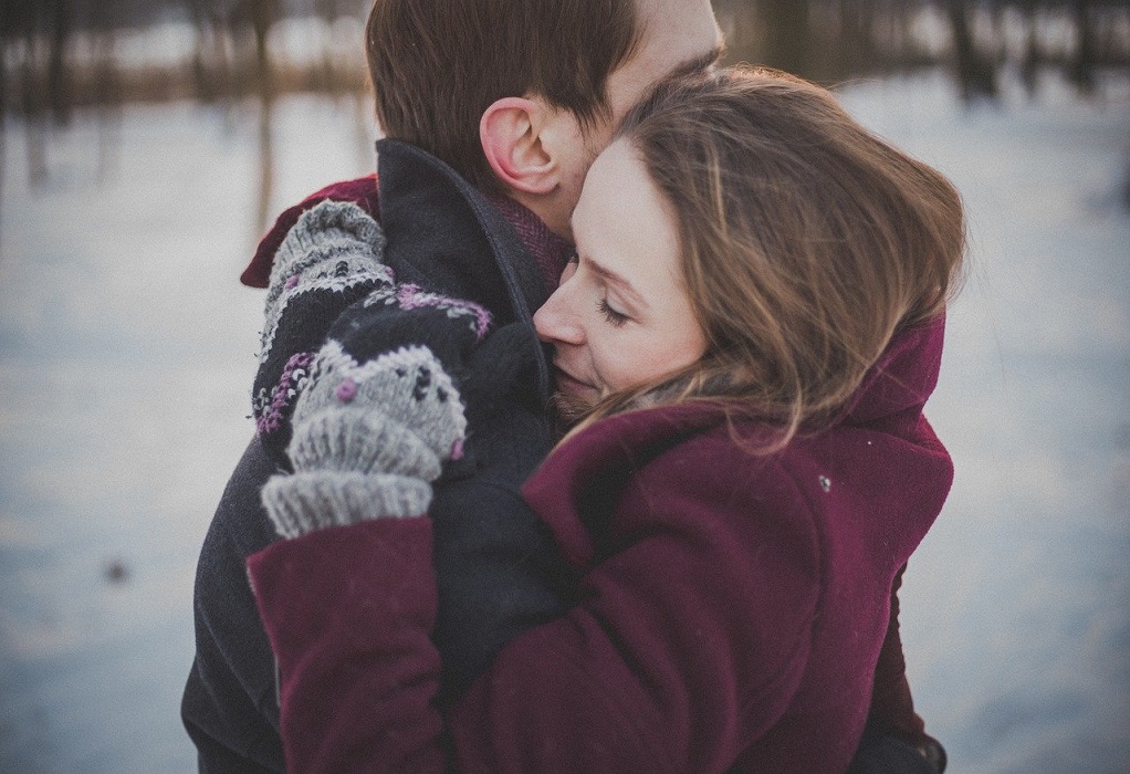 Πόσες αγκαλιές χρειαζόμαστε καθημερινά; – Η καθοριστική σημασία της αγκαλιάς