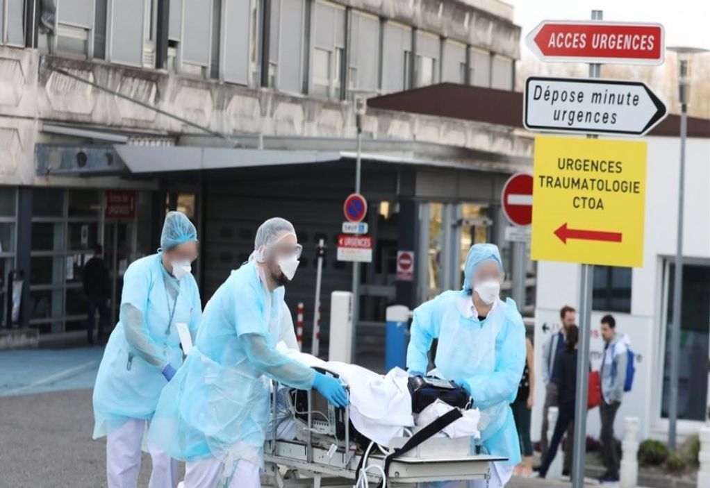 Γαλλία: Αυξάνονται οι εισαγωγές ασθενών με Covid-19 στα νοσοκομεία