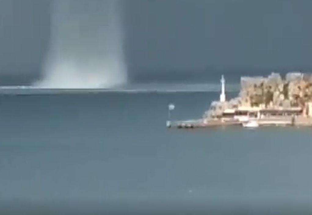 Λέρος: Εντυπωσιακό βίντεο με υδροσίφωνα στο λιμάνι