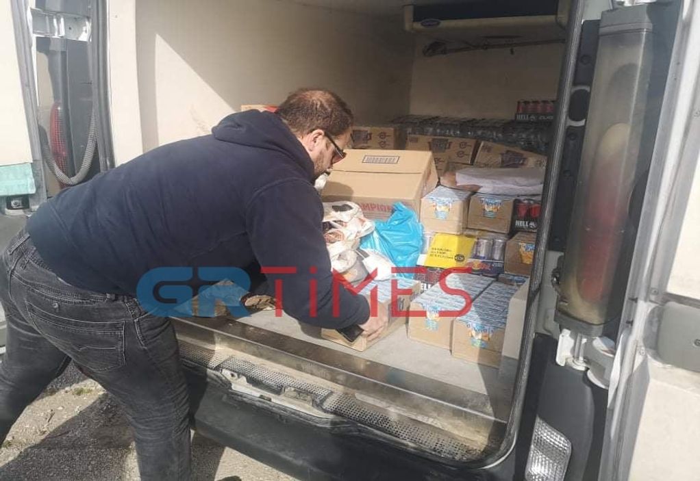 Έβρος: Τρόφιμα και νερά προσφέρουν πολίτες στις δυνάμεις ασφαλείας (ΦΩΤΟ)