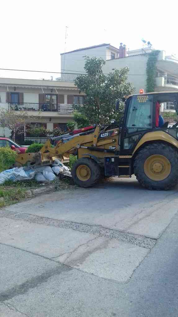 Απολυμάνθηκαν δρόμοι και πλατείες στη Σίνδο (ΦΩΤΟ) - GRTimes.gr