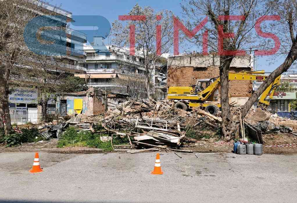 Κατεδαφίστηκε ετοιμόρροπο κτίσμα στην Κωνσταντινουπόλεως (VIDEO)