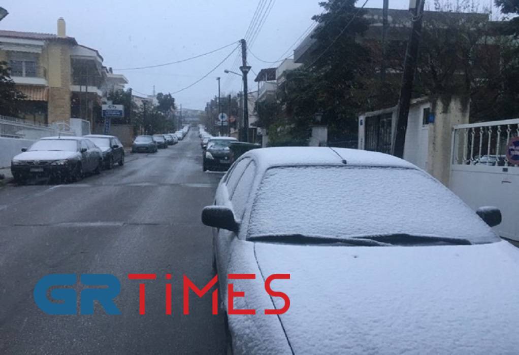 Θεσ/νίκη: Πού χιονίζει και ποιοι δρόμοι έκλεισαν (BINTEO)