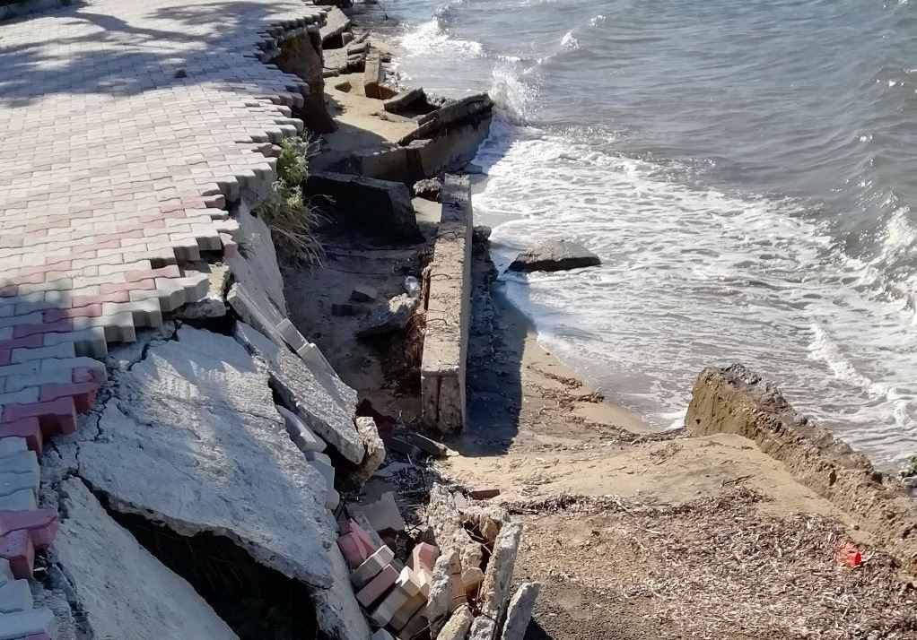 Κατέρρευσε η παραλία της Νέας Ηράκλειας (ΦΩΤΟ+VIDEO)