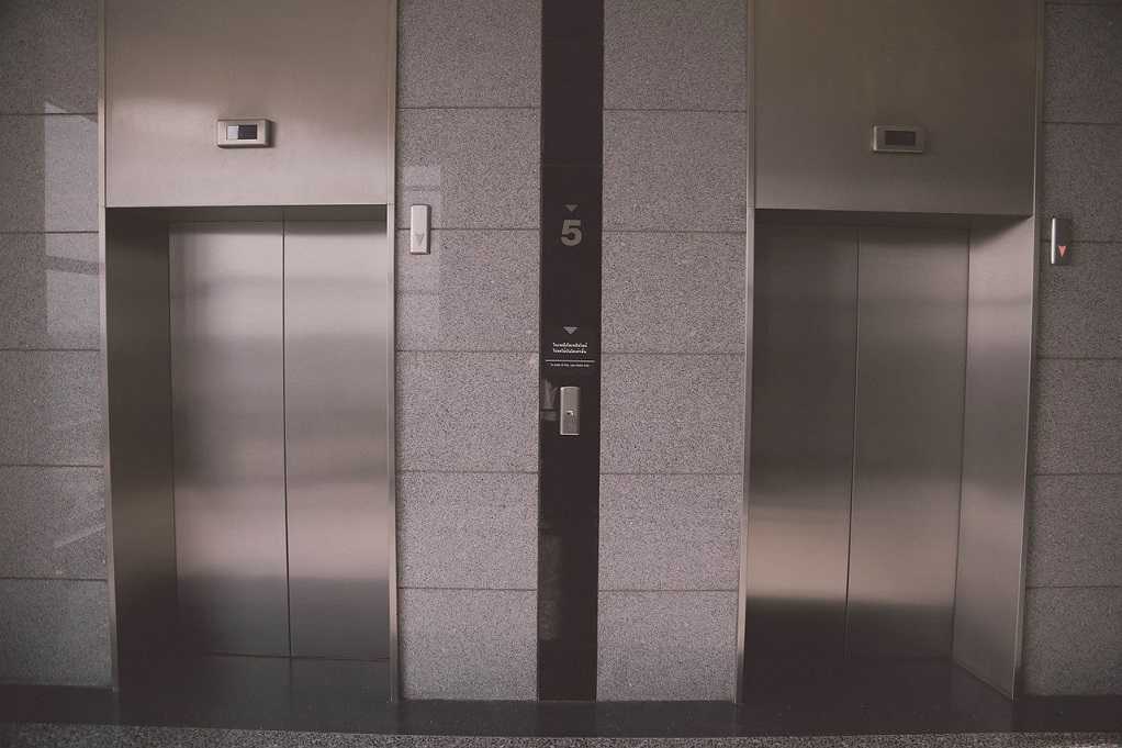 Κορωνοϊός: Μπορεί να μεταδοθεί μέσω του ασανσέρ;