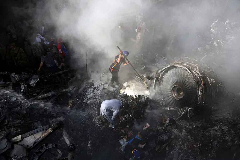 Πακιστάν: Ανθρώπινο λάθος η συντριβή αεροσκάφους με 97 νεκρούς