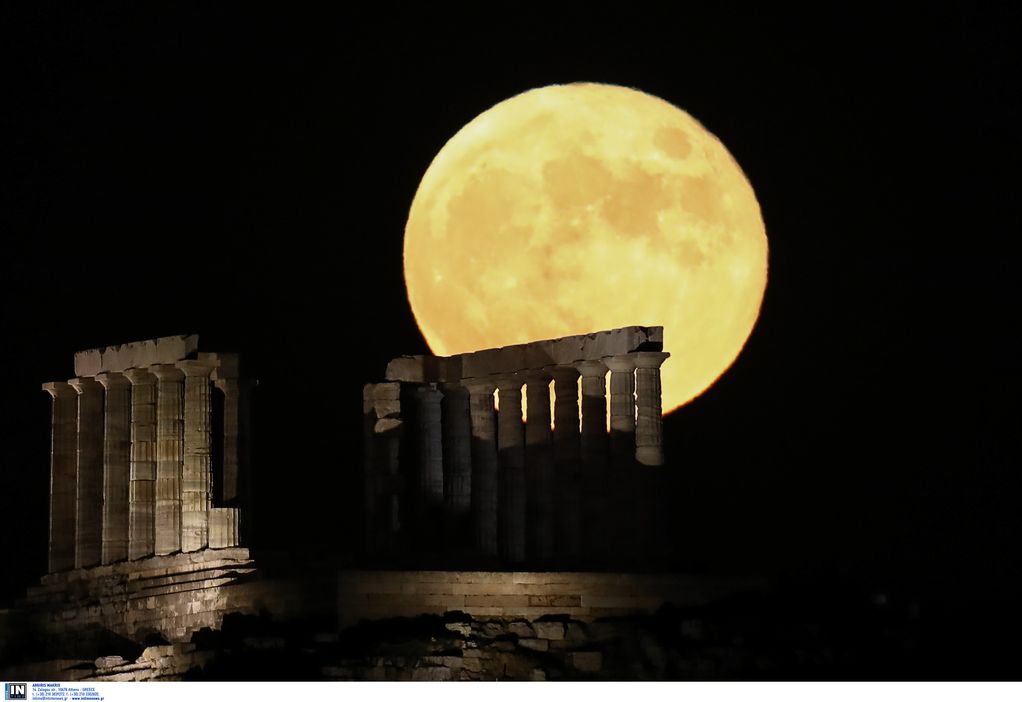 Φωτογραφίες: Εντυπωσιάζει το «Φεγγάρι του Κόκκινου Ελαφιού»