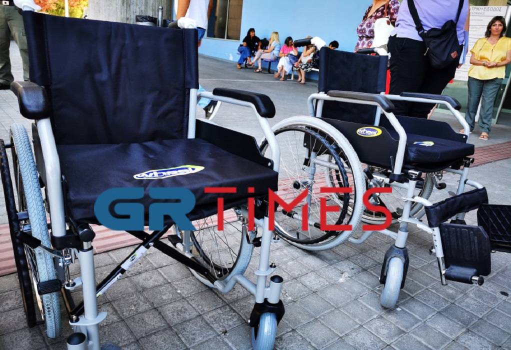 Δ. Θεσσαλονίκης: Παρέδωσε 4 αναπηρικά αμαξίδια (ΦΩΤΟ-VIDEO)