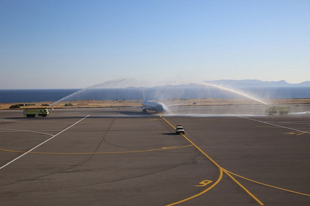 Κρήτη: Με τραγούδια και… “αψίδα” νερού έφτασε η πρώτη διεθνής πτήση