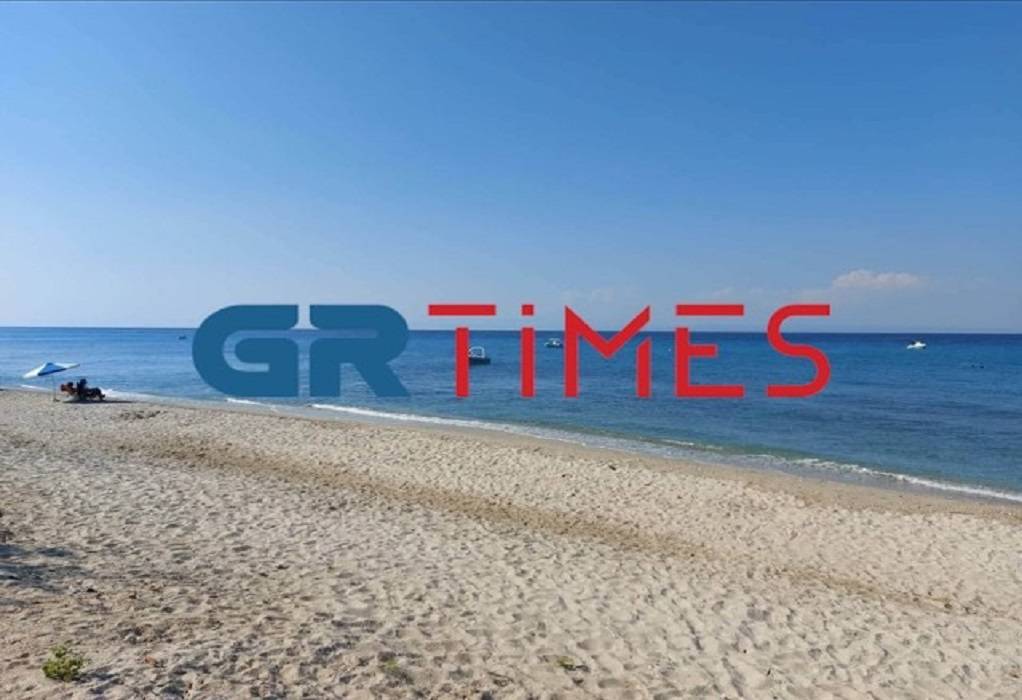 Χαλκιδική: Εικόνες ερημιάς σε παραλίες (ΦΩΤΟ)