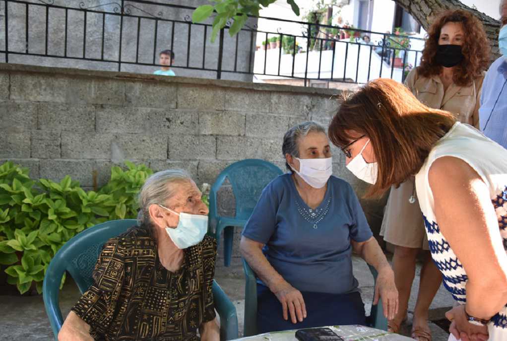 Λέσβος: “Έφυγε” άλλη μία από τις 3 γιαγιάδες – σύμβολα αλληλεγγύης στο προσφυγικό