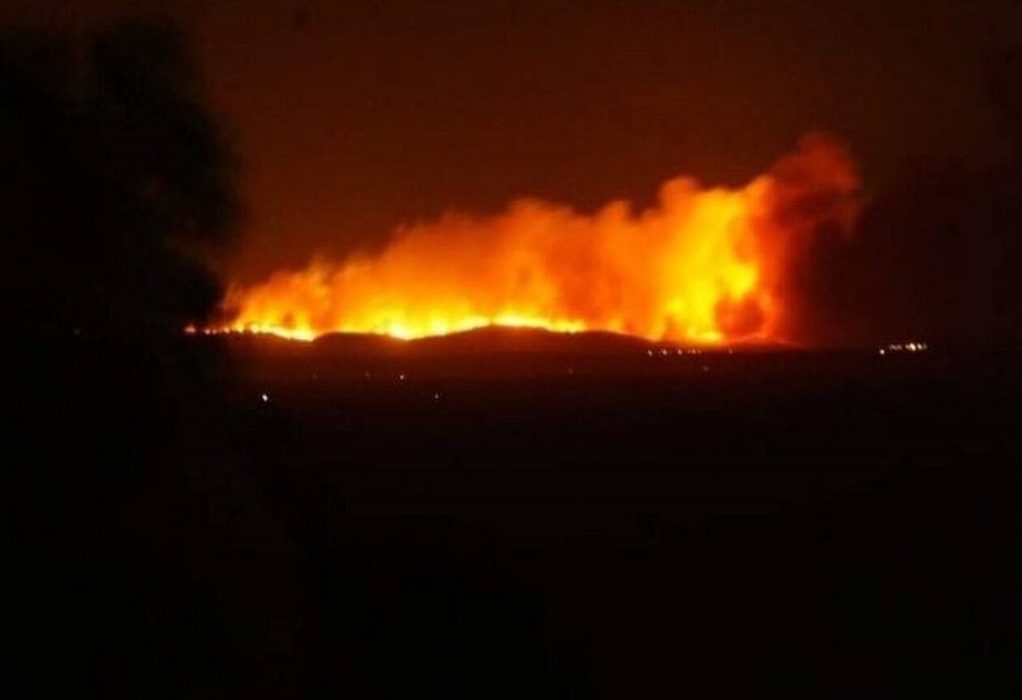 Μεγάλη φωτιά στο Τσεσμέ – Ορατή από τη Χίο (VIDEO)