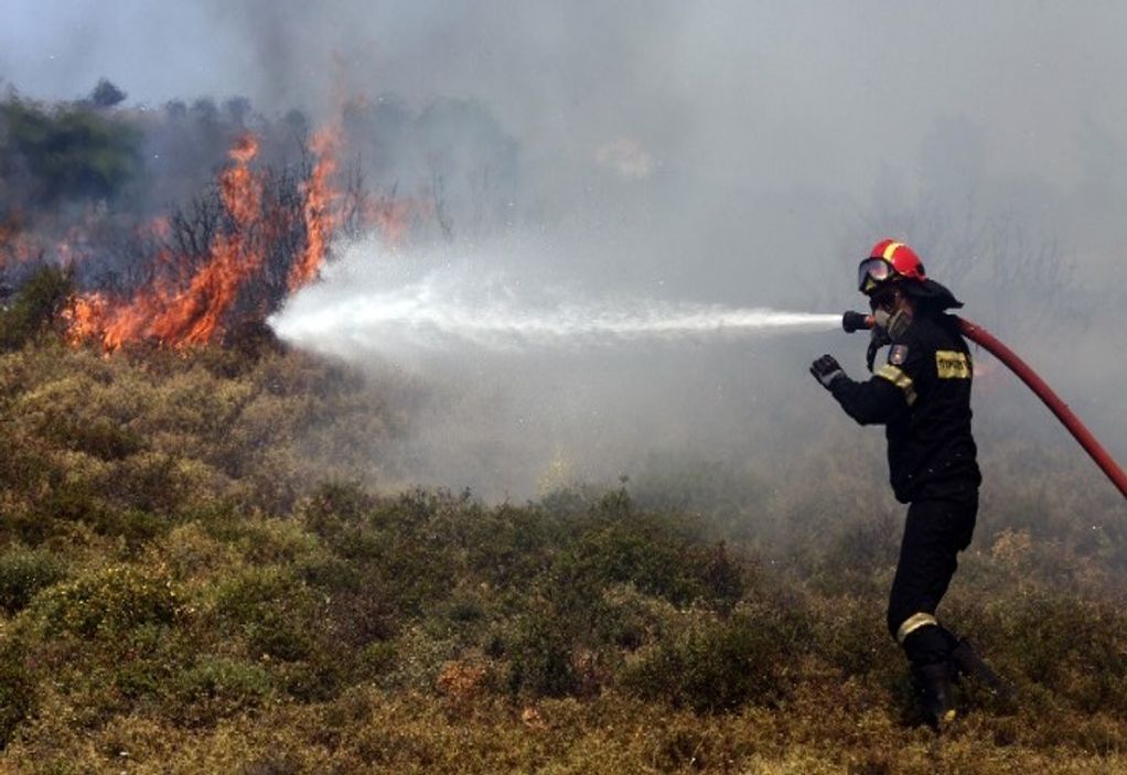Βοιωτία: Φωτιά στα Δερβενοχώρια – Σηκώθηκε ελικόπτερο