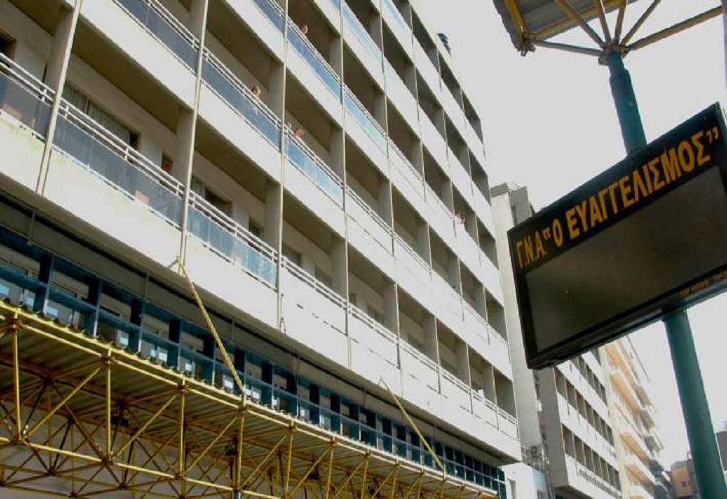 Συναγερμός στον «Ευαγγελισμό»: Γυναίκα με κορωνοϊό απειλεί να πέσει από τον 8ο όροφο