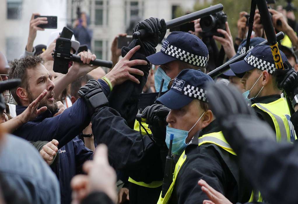 Αιματηρές συμπλοκές αστυνομικών – διαδηλωτών στο Λονδίνο
