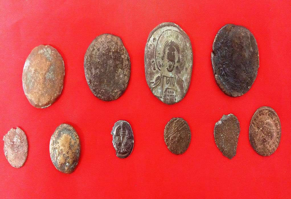 Έκρυβαν αρχαία νομίσματα στο σπίτι τους (ΦΩΤΟ)