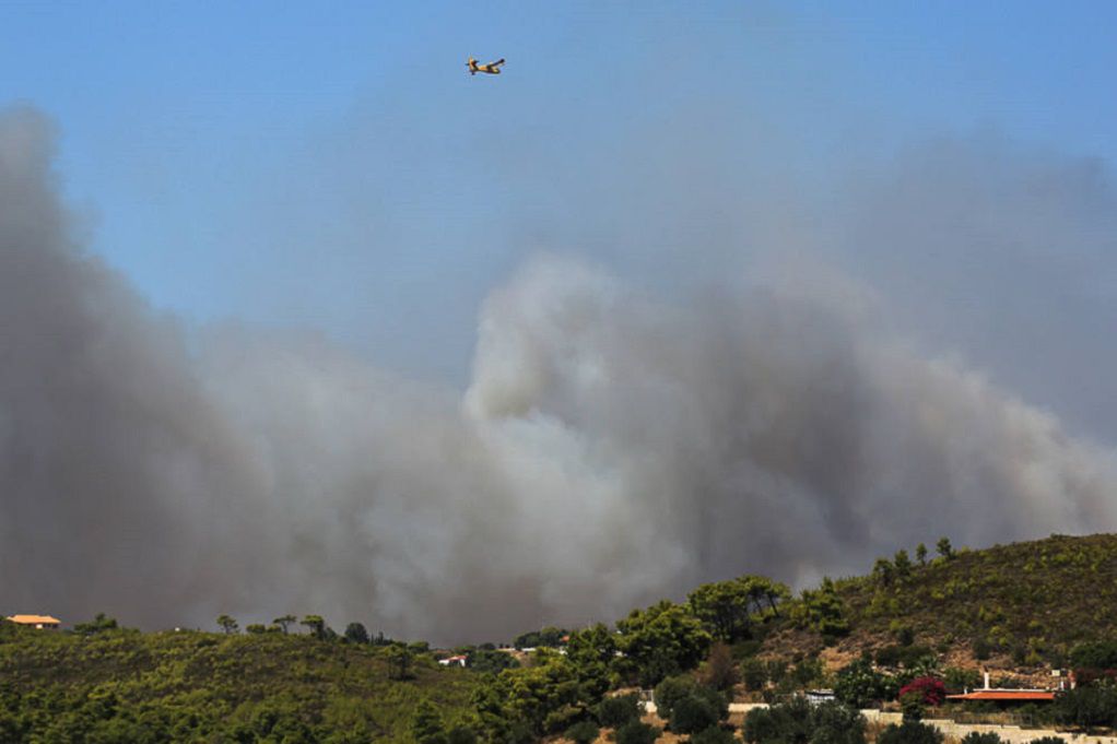 Φωτιά στην Κερατέα: «Έχουν καεί σπίτια» – Μήνυμα του 112 στους κατοίκους