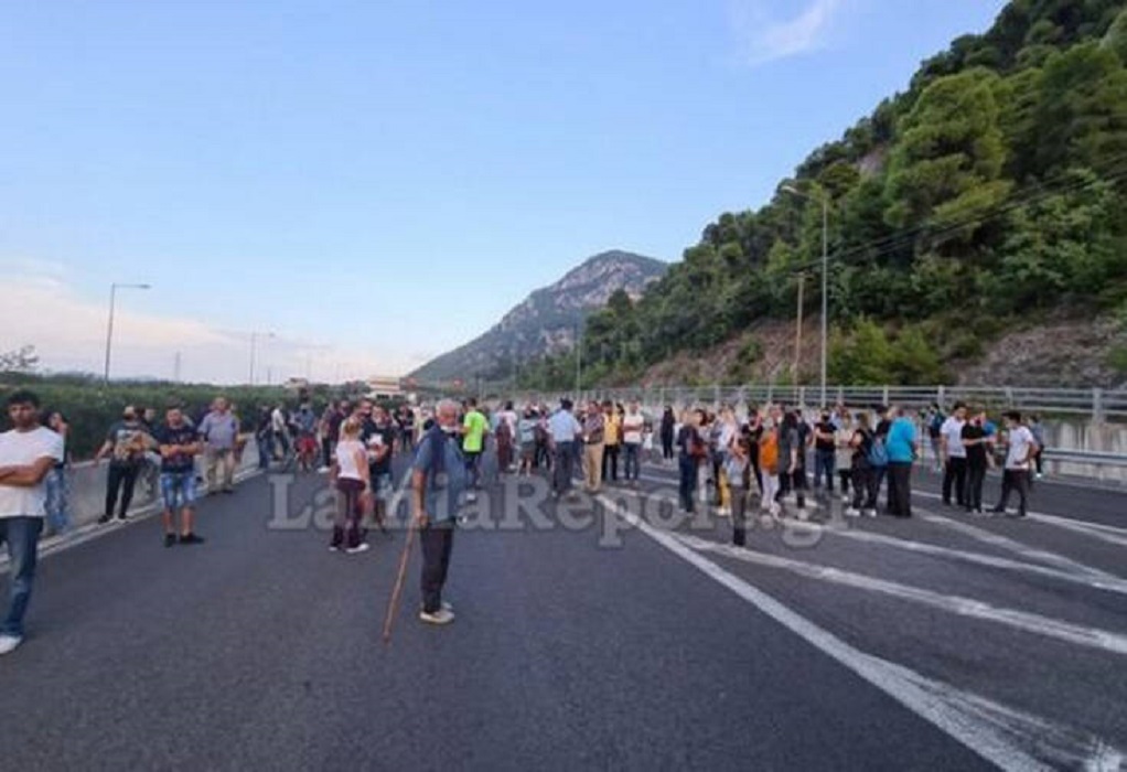 Καμένα Βούρλα: Διαμαρτυρία για άφιξη προσφύγων- Κλειστή η Ε.Ο.