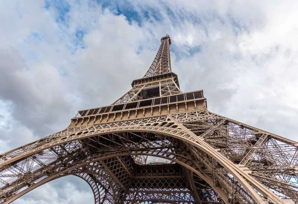 Γαλλία: Δύο Αμερικανοί τουρίστες υπό την επήρεια αλκοόλ διανυκτέρευσαν στην κορυφή του Πύργου του Άιφελ