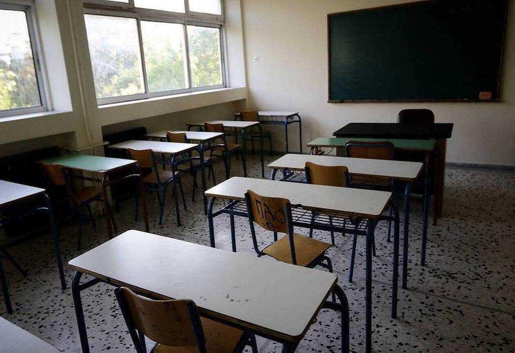 Βόλος: 42χρονη μπούκαρε με μαχαίρι σε σχολείο και απειλούσε τους μαθητές – «Θα σας κάψω ζωντανούς» (VIDEO)
