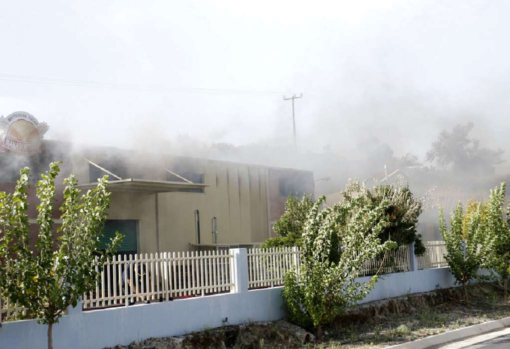Υπό έλεγχο η φωτιά σε εργοστάσιο στην Κρήτη: Στο νοσοκομείο ο ιδιοκτήτης