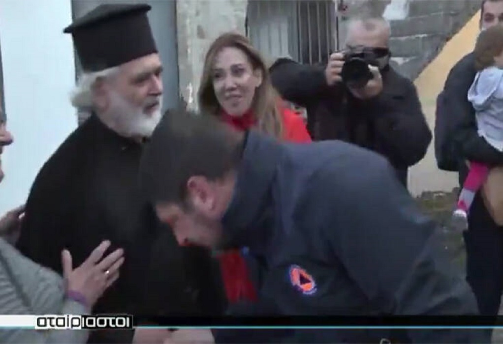 «Φάουλ» από τον Χαρδαλιά: Φίλησε το χέρι ιερέα (VIDEO)