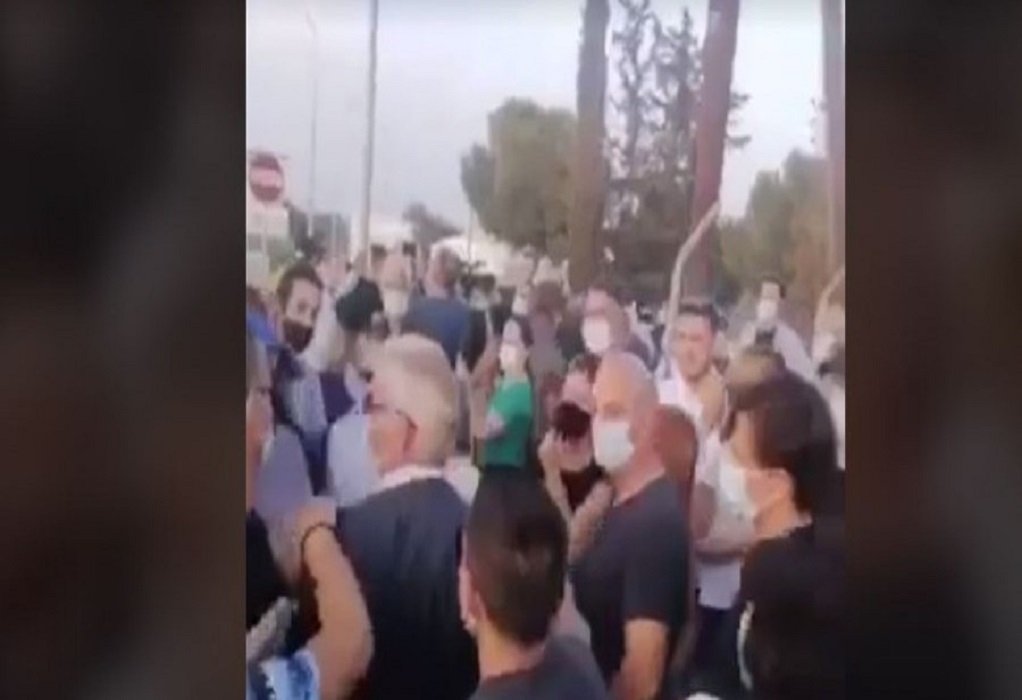 Κύπρος: Προπηλάκισαν τον Κυπριανού στο οδόφραγμα της Δερύνειας (VIDEO)