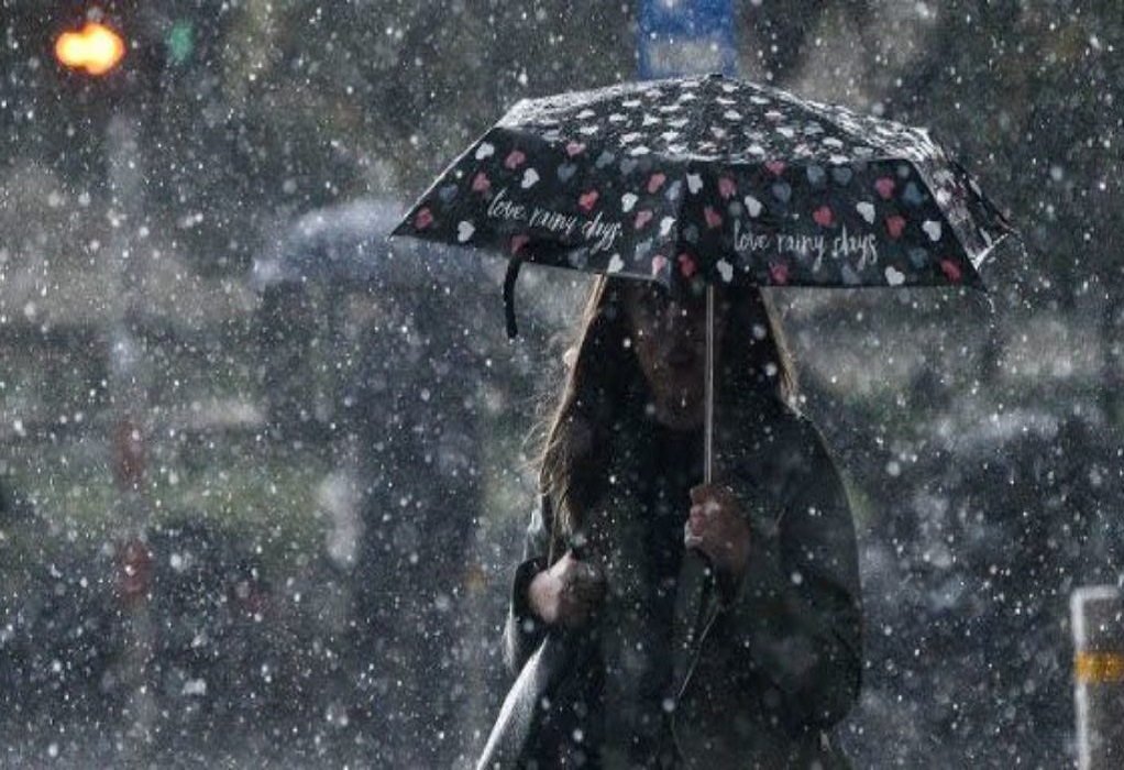 Καιρός: Φθινοπωρινό σκηνικό μέχρι την Πέμπτη – Πού αναμένονται βροχές (VIDEO)