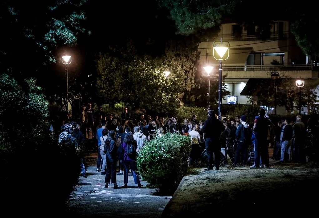 Κορωνοϊός: Συνωστισμός μέχρι το πρωί σε πλατεία της Θεσσαλονίκης