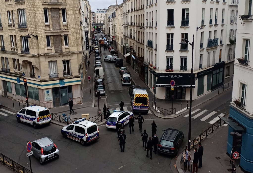 Συναγερμός στο Παρίσι: Άνδρας επιτέθηκε με μαχαίρι σε αστυνομικούς (VIDEO)