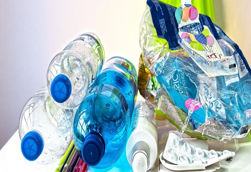 Χατζηδάκης: Καταργούνται τα πλαστικά μίας χρήσης από τον Ιούλιο του 2021