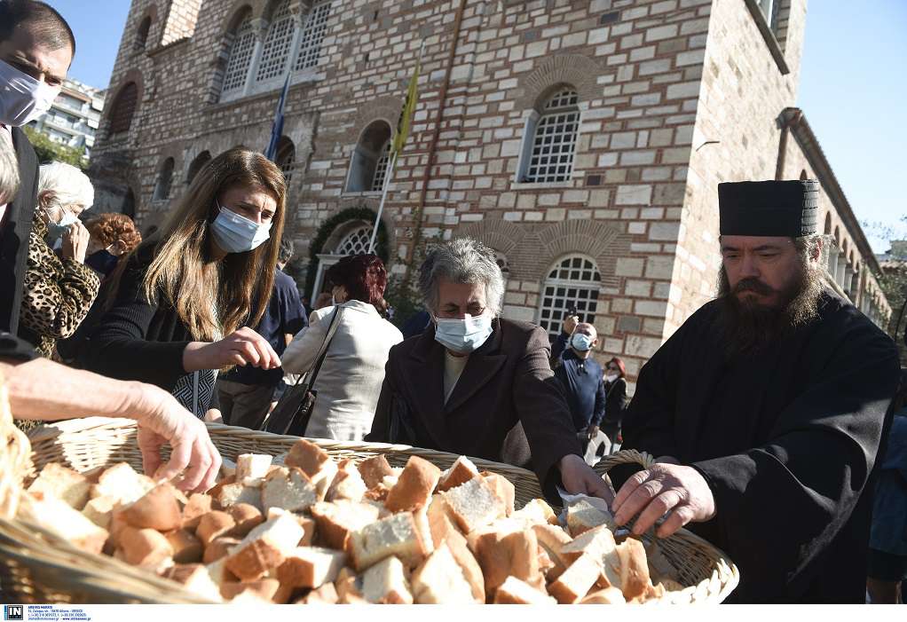 Χωρίς μάσκες στη δοξολογία στη Θεσσαλονίκη – Τι απαντούν οι ιερείς