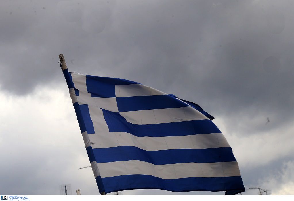 Αλεξανδρούπολη: Υψώθηκε η μεγαλύτερη ελληνική σημαία με επιφάνεια 600 τ.μ. (ΦΩΤΟ)