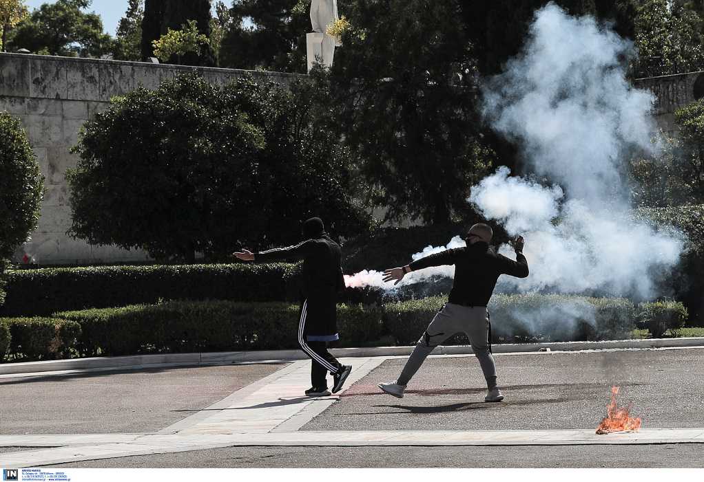 Ένταση και μολότοφ στο μαθητικό συλλαλητήριο της Αθήνας